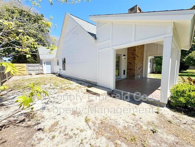 Building Photo - 710 Swan Ln