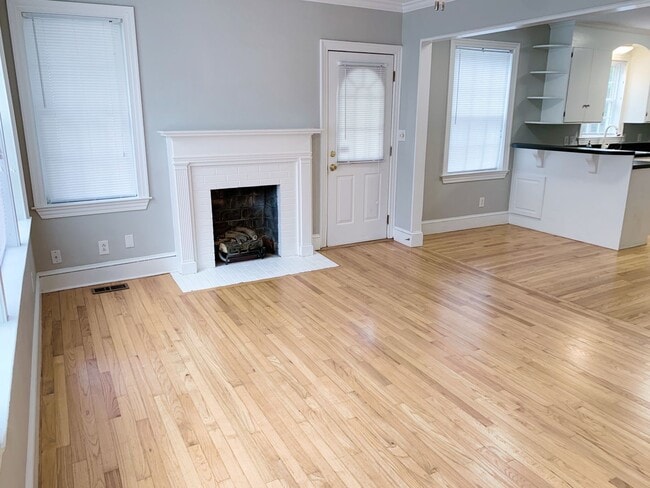Building Photo - Fenced in 4 bedroom home for 4 or 3 people!