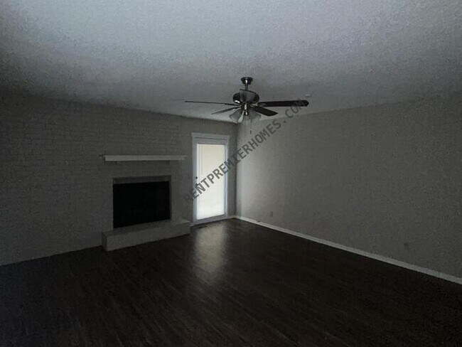 Building Photo - 5711 E 33rd Ct