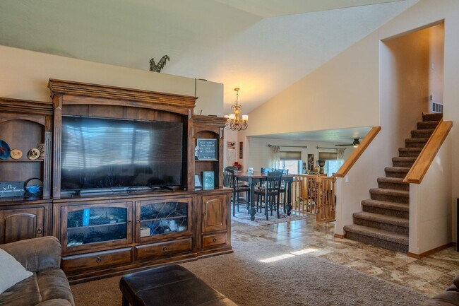 Building Photo - Spacious Tri-Level Home in Post Falls Near The Links Golf Course