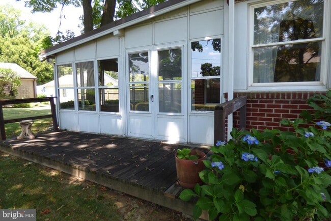 Building Photo - 430 Moul Ave