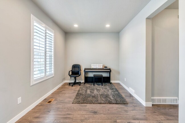 Building Photo - Stunning 5 Bedroom Herriman Home with Mode...