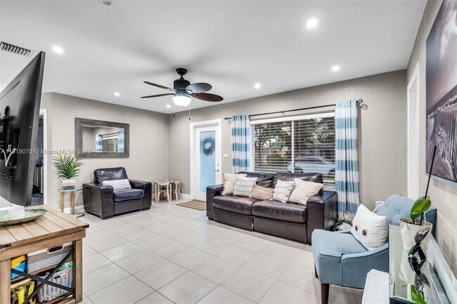 Building Photo - 333 Linwood Dr