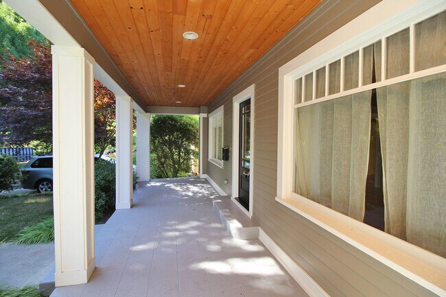 Building Photo - Beautifully Updated 5 Bedroom/3.5 Bath Irvington Craftsman Bungalow!