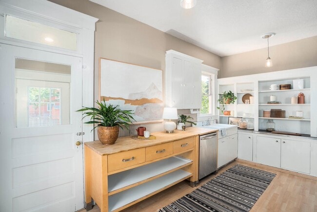 Building Photo - 1518 SE Poplar Ave