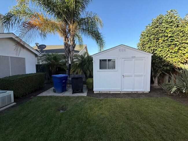 Building Photo - Large two story in Rose Hollow neighborhoo...