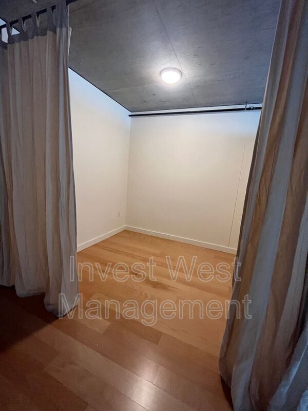 Building Photo - 1926 W Burnside St