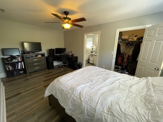 Building Photo - 502 Myers Park Ln