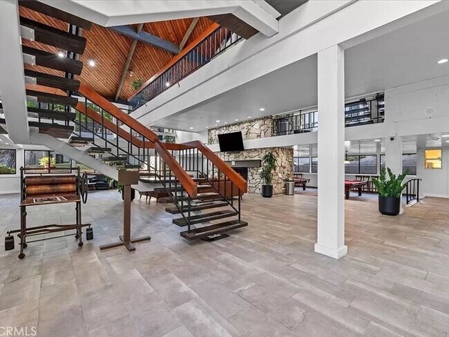 Building Photo - 1 Bedroom Condo within gated complex in Playa del Rey