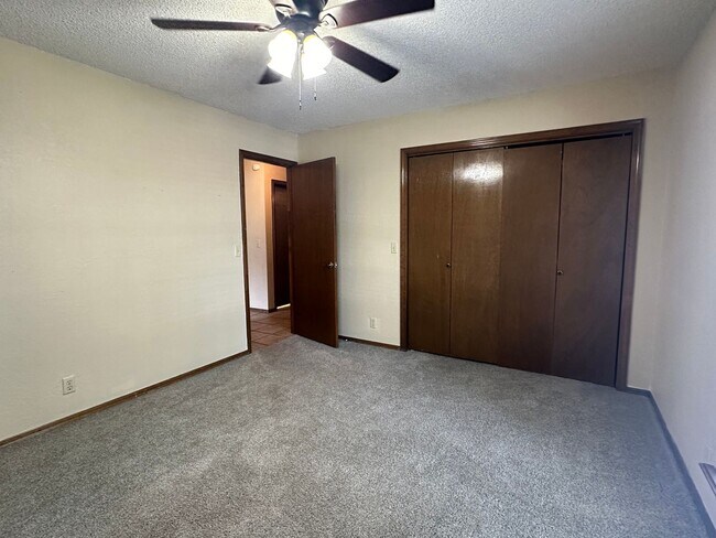 Building Photo - Large single story 4 bedroom