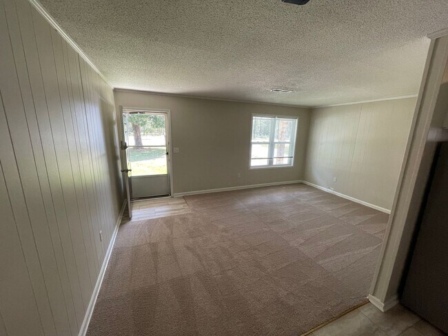 Building Photo - 2 bed / 1 bath ~ Just off of HWY 61