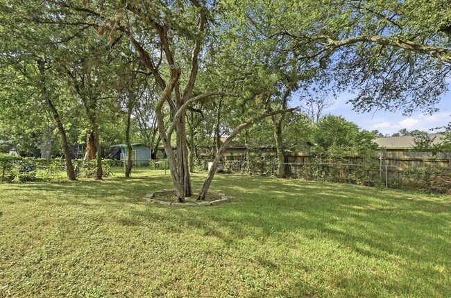 Building Photo - 2313 Lakehurst Dr