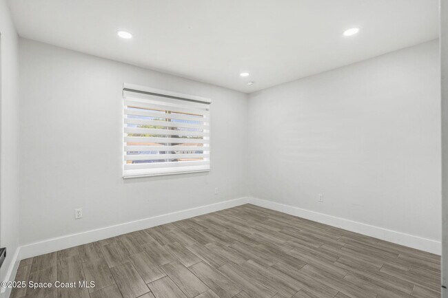 Building Photo - 1310 Mariposa Dr NE