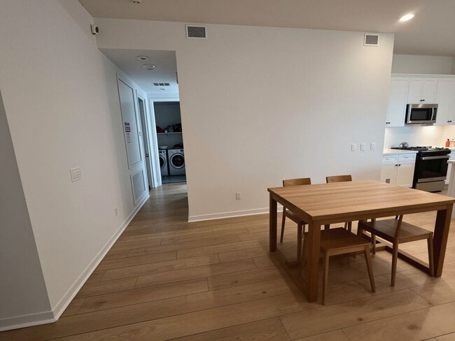 Building Photo - Beautiful 3-Bedroom Home with Solar Panels in Valencia!