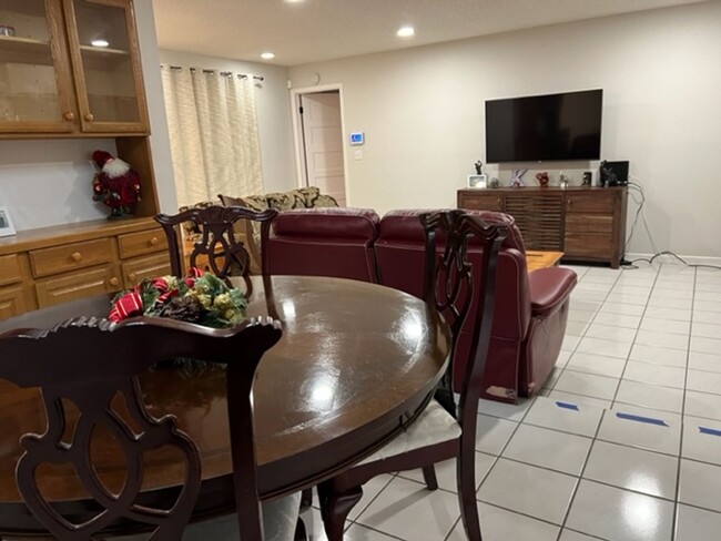 Building Photo - Fully Furnished-Short or Long Term Rental-...