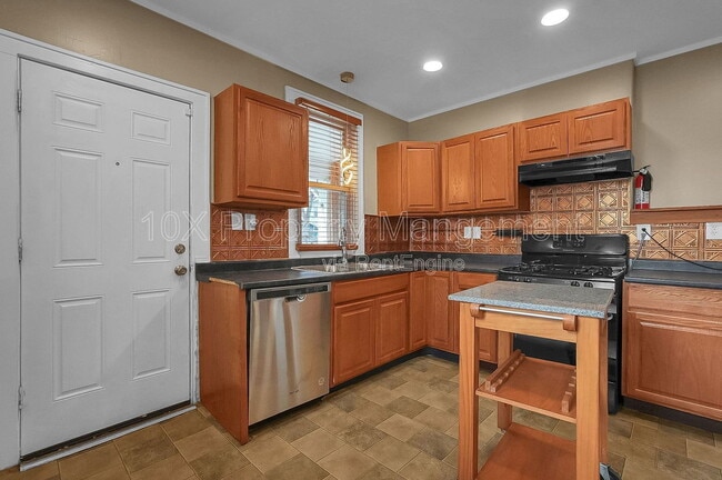 Building Photo - 275 N Warren Ave