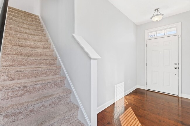 Building Photo - Bright & Spacious End-Unit Townhome in Flo...