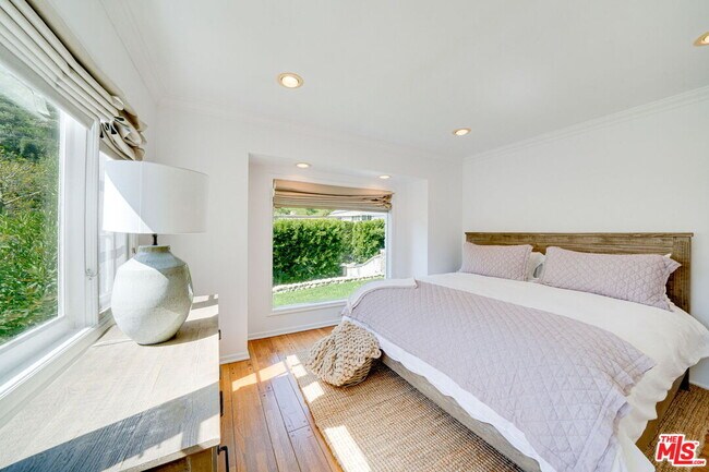 Building Photo - 2628 Mandeville Canyon Rd