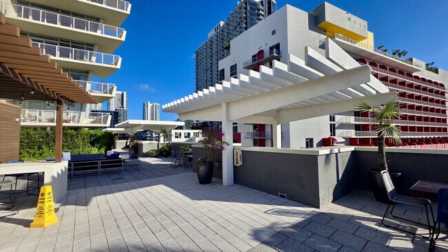 Building Photo - 139 NE 32nd St