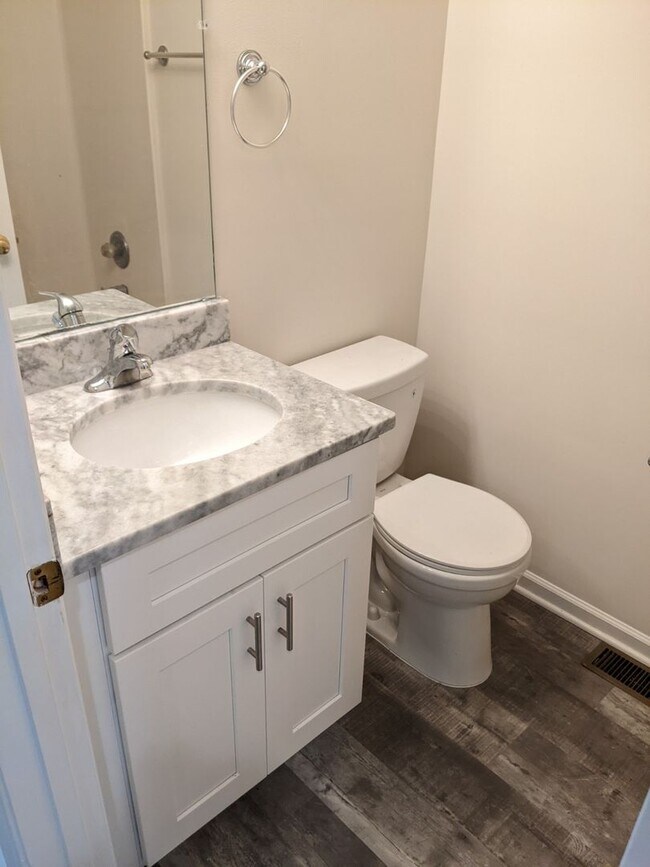 Building Photo - Completely Renovated Townhouse in convenie...
