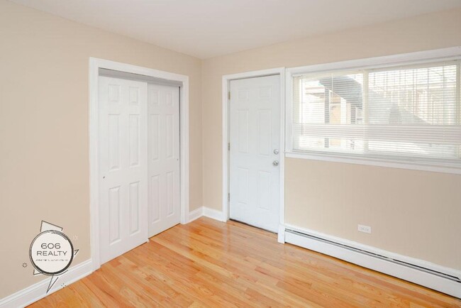 Building Photo - Bright and Sunny Cicero Apts Available!