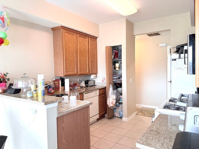 Building Photo - 3345 Bromley Ln