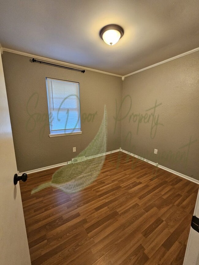 Building Photo - BEAUTIFUL UPDATES!!