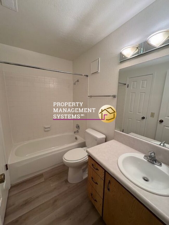 Building Photo - 2 Bedroom Condo w/ 2 Car Garage