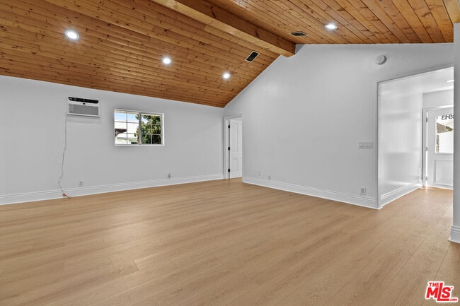 Building Photo - 3913 S Budlong Ave