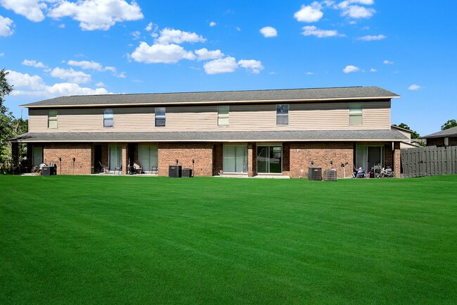 Building Photo - ***1ST MONTH RENT FREE! LARGE 2 BEDROOM 1.5 BATH IN ORANGE CITY***