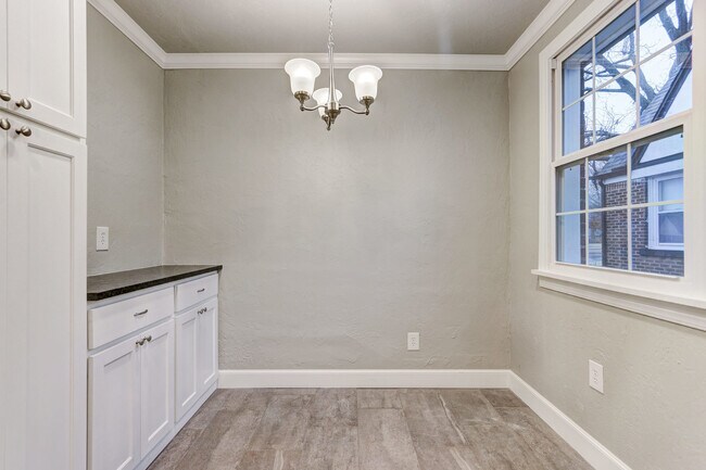 Building Photo - Charming 3-bedroom, 1-bathroom house - Available now!