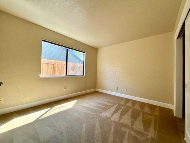 Building Photo - Beautiful 4 Bedroom Single Story For Rent in Gold River!