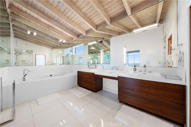Building Photo - 31654 Broad Beach Rd
