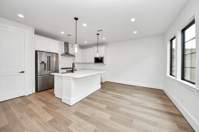 Building Photo - 12010 Royal Oaks Banner Wy