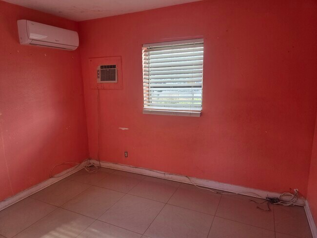 Building Photo - 1543 NW 10th Pl