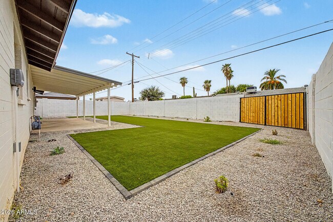 Building Photo - 8440 E Palm Ln