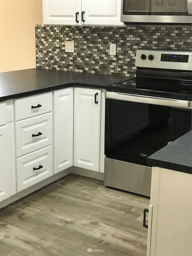 Building Photo - Conveniently Located Eastgate Home with Garage