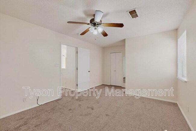 Building Photo - 3013 Taos Meadows Dr NE