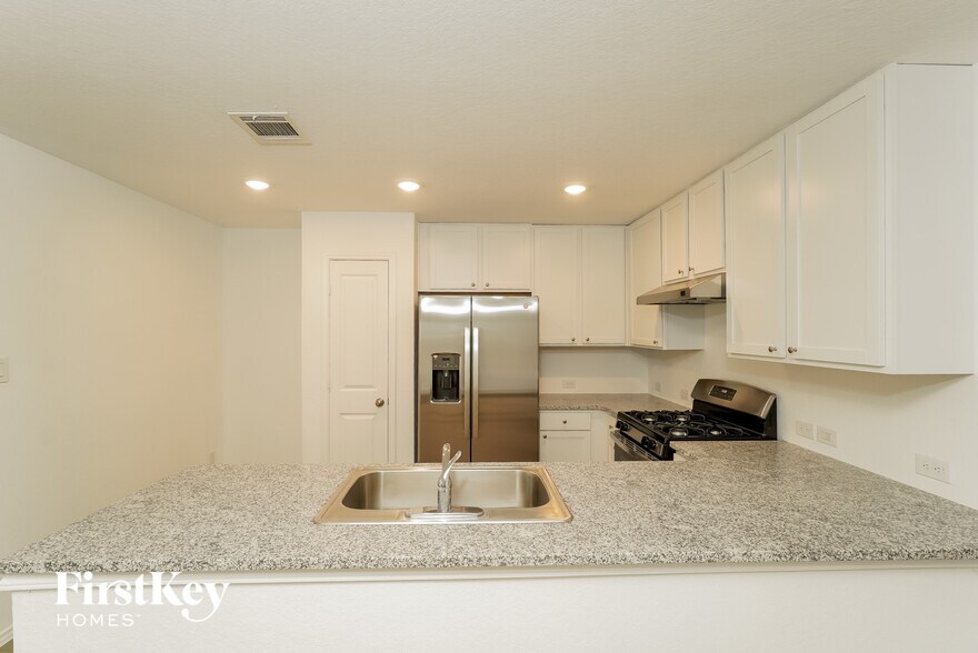 Building Photo - 10723 Vinateros Dr