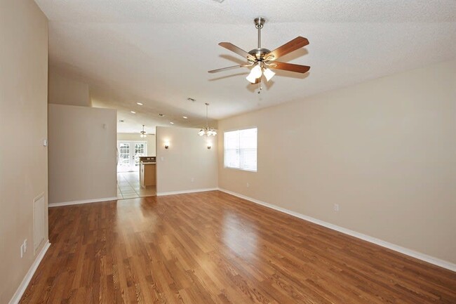 Building Photo - 1041 Park Hill Dr