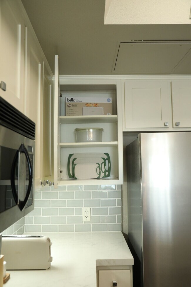 Building Photo - 2419 Fifth Avenue-SI FL1-ID1335164P