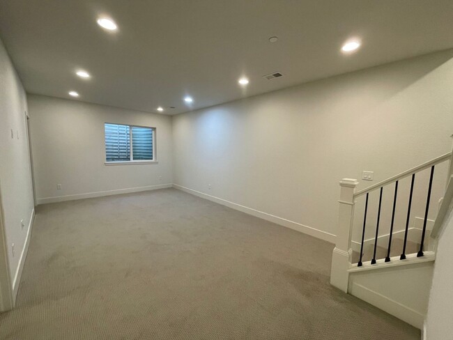 Building Photo - 2234 Central Pk Wy