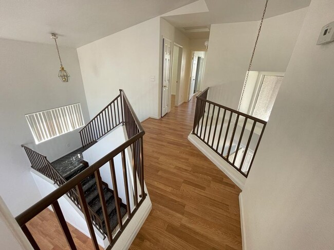 Building Photo - Beautiful 3 bed 2.5 bathroom home