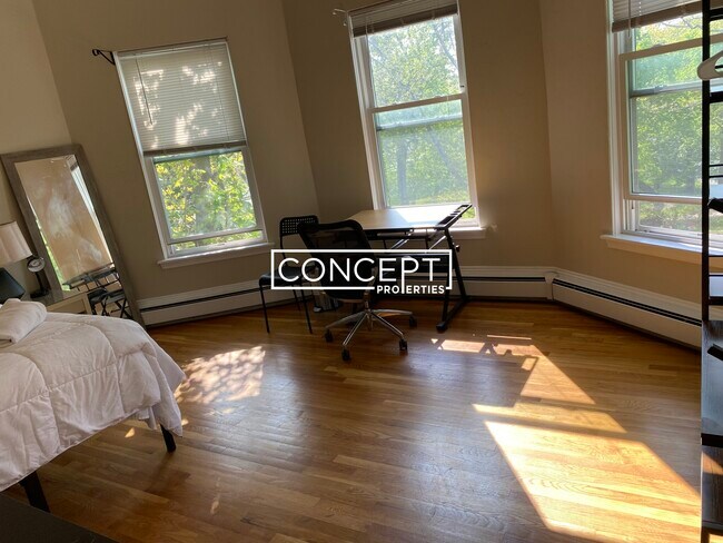 Building Photo - 1000A Memorial Dr. Unit 2B