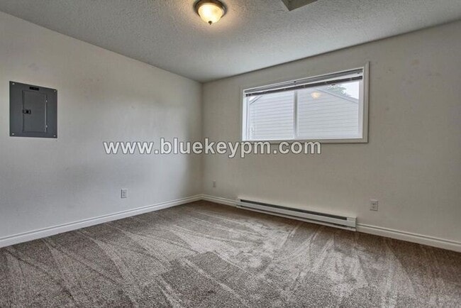 Building Photo - 2 Bed, 1 Bath Unit #12 at Pine Grove Apts for $1395 Per Month on St. Johns Road