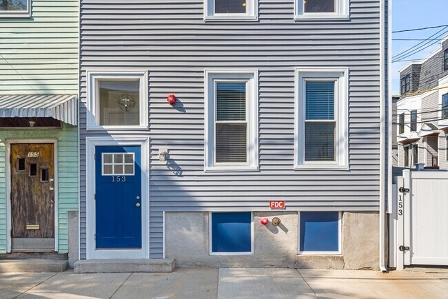 Building Photo - 153 Everett St