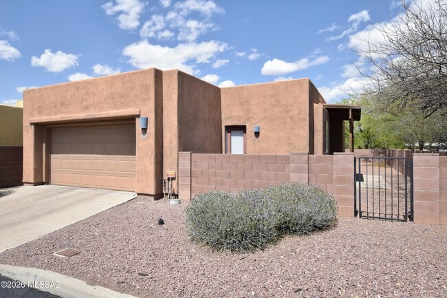 Building Photo - 2934 N Cardell Cir