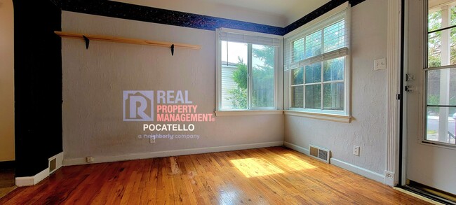 Building Photo - 2 bedroom 1 Bath House + Office space - Pe...