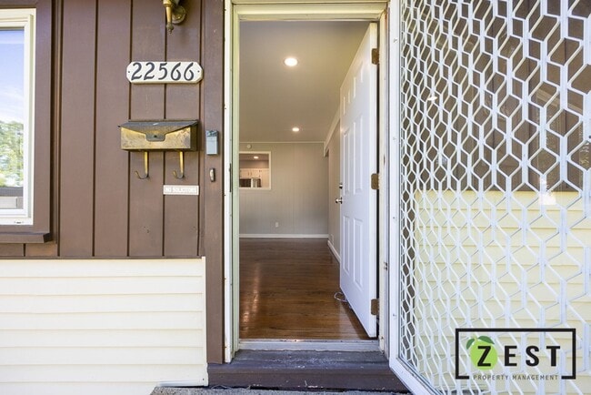 Building Photo - 3BDRM Warren Home! OPEN HOUSE 11/22 11AM-1...