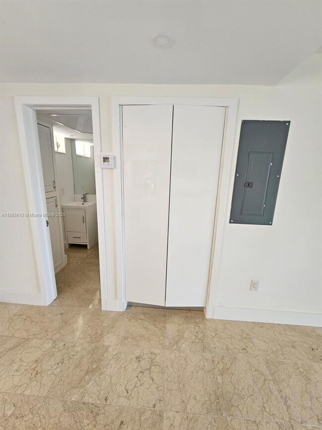 Building Photo - 2905 Point E Dr